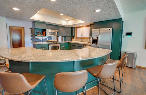 Flora Vista House | Spacious 5-bedroom House with WiFi and Central AC in Quiet Flora Vista