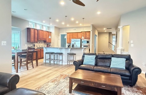 The Glade House | Spacious 5BR House, 2 pools & pickle ball, bike to beach, linen provided