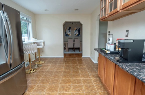 Friendly House | Spacious 5BR w/Private Fenced Backyard Near Nat'l Harbor, MGM & D.C.