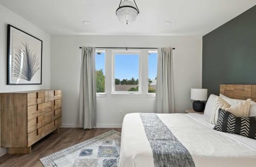 Kerns House | Spacious 6BR - New Spanish Home in Best Kerns Spot