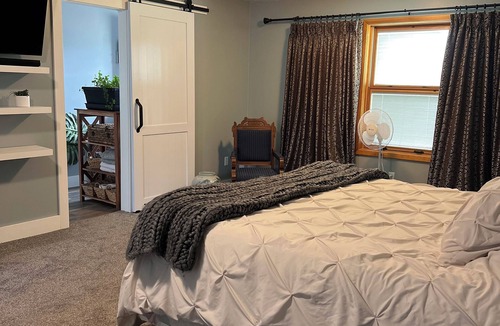 Sissonville Cabin | Spacious 7-bedroom lodge with WiFi and AC in peaceful countryside of Kenna,WV