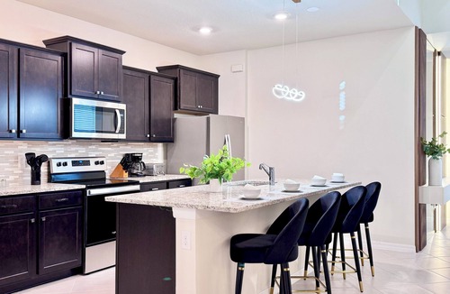 Four Corners House | Spacious 7BR Clermont Retreat w/4 King Beds, Modern Comfort & Great Location