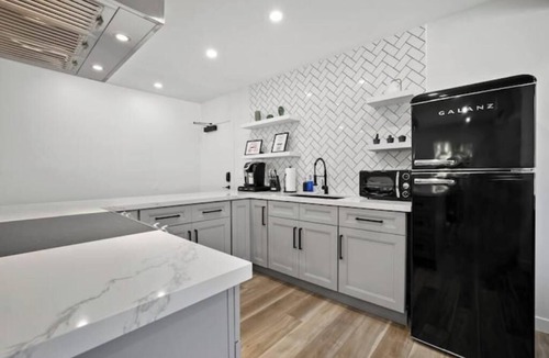 Lamanda Park Apartment | Spacious Apt w/2BR - City Center