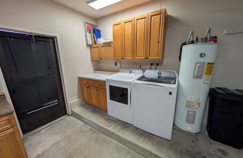 Ozona House | Spacious Coastal Cottage House in Downtown Palm Harbor with Five-Person Hottub.