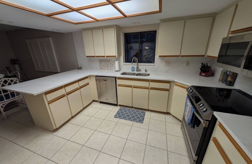 Ozona House | Spacious Coastal Cottage House in Downtown Palm Harbor with Five-Person Hottub.