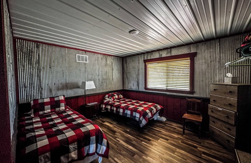 Greenwich Cabin | Spacious Country Lodge sunsets,fire pit,outdoor patio,private balcony VIP room