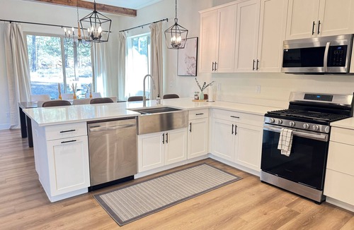 Williams House | Spacious family friendly home, close to Grand Canyon, GC railroad and Rt66