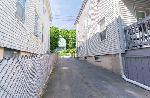 Chelsea House | Spacious Home, 10 min to Boston, Sleeps 12, Free parking 3 cars, Outdoor area