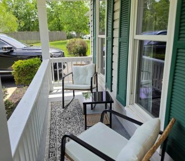 Waldorf House | Spacious & Luxury Retreat Home in Waldorf