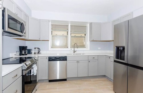 West Ridge Apartment | Spacious, & Minutes from Downtown: Enjoy Your Dream 3BR/2BA Apartment in Chicago