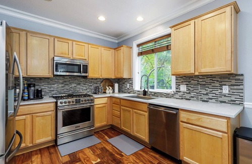 Gresham House | Spacious Mt Hood Skiing Retreat - Pet-Friendly - Forest, Deck, Near Portland