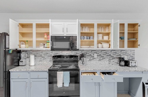 Selma House | Spacious one level 4-bedroom house fully furnished with 2 car garage & backyard