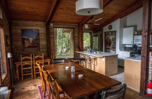 Albion House | Spacious Redwood Lodge with Hot Tub & BBQ for Groups or Families