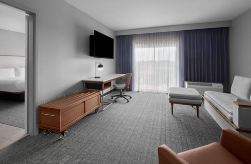 Oldsmar Hotel | Spacious Stay Near Tampa Bay! Outdoor Pool, Free Parking