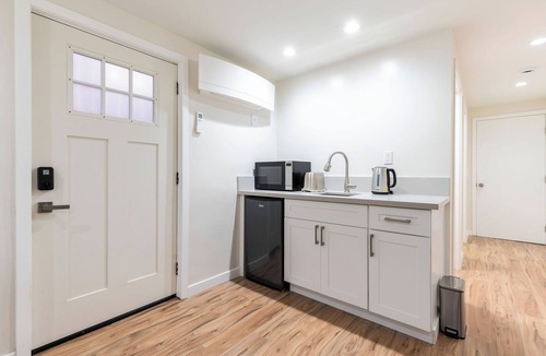 La Crescenta-Montrose House | Spacious Contemporary Private 2-Suite Retreat in La Crescenta-Sleeps 2–4