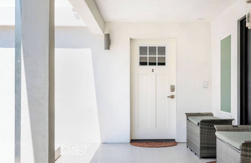 La Crescenta-Montrose House | Spacious Contemporary Private 2-Suite Retreat in La Crescenta-Sleeps 2–4