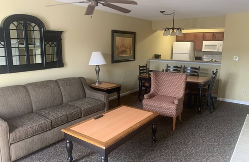 Berkeley House | Special Holiday Rates. 4BDR townhouse (12) in Historic Powhatan 💕