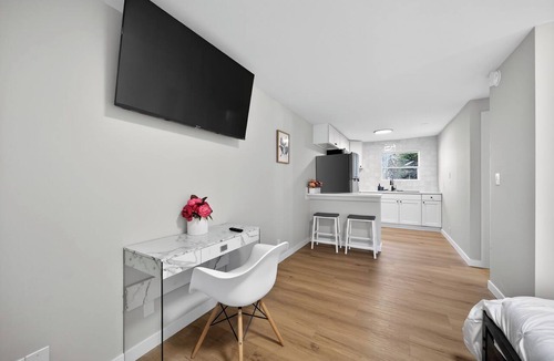 Hilltop Apartment | Stadium District Studio-King Bed-Walk to it all!