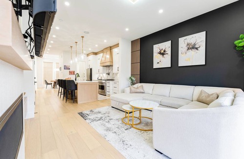 Rosscarrock House | Stampede Last Minute Deal 3BR Home Downtown Patio & AC