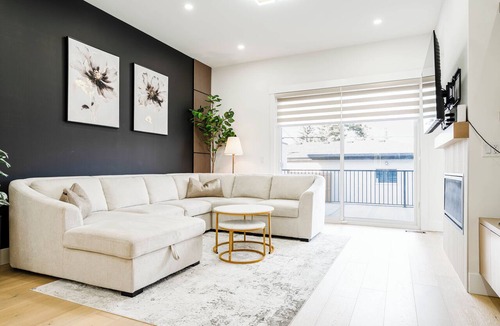 Rosscarrock House | Stampede Last Minute Deal 3BR Home Downtown Patio & AC