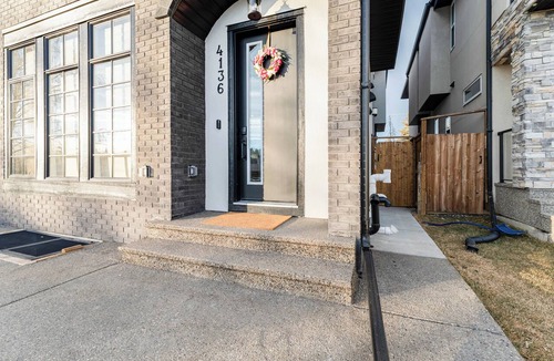 Rosscarrock House | Stampede Last Minute Deal 3BR Home Downtown Patio & AC