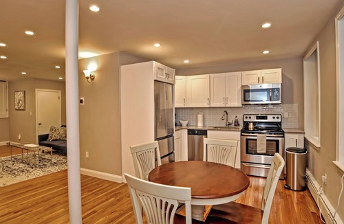 Boston Apartment | Stately on Cedar - Luxe 2-bedroom Beacon Hill apartment with AC, WiFi near MGH