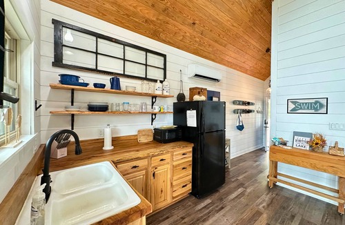 Jones Mills Cabin | Stay in a Treehouse Escape at Lake Catherine/Fire Pit + Lake Toys + Privacy