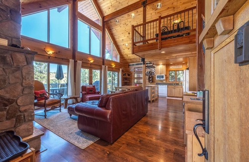 Lyle House | Straight From The Heart - Cozy Log Cabin at Hartland Lake Near Lyle
