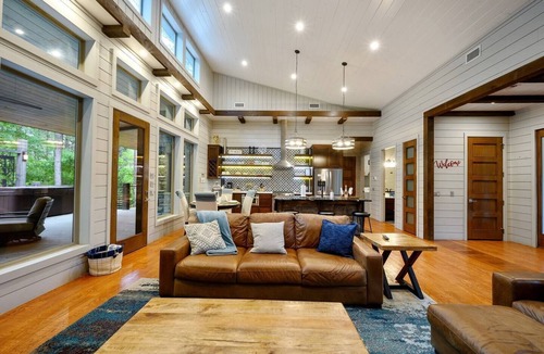 Hochatown House | Strawberry Wine -Pool Table, Custom Swing Set,EV Charger