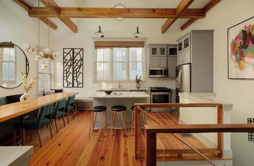 Dixon Park House | Stunning Carriage House | Heated Pool