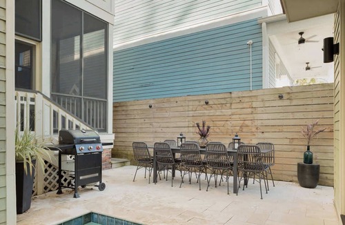 Dixon Park House | Stunning Carriage House | Heated Pool