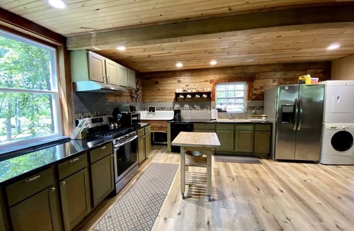 Boles Cabin | Stunning Group Cabin with Beautiful Surroundings and Hiking Trails in Arkansas