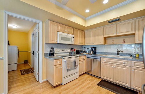 Temple Terrace House | Stunning Home w/Heated Saltwater Pool & Pond View + 12 Guests + Great Location