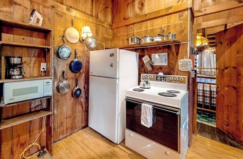 Boothbay Harbor Cabin | Stunning log cabin with fireplace & nature views - near shopping & dining