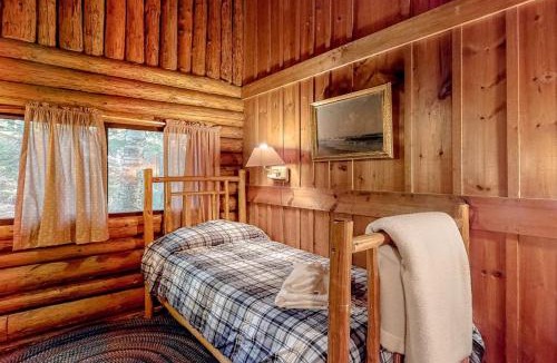 Boothbay Harbor House | Stunning log cabin with fireplace & nature views - near shopping & dining