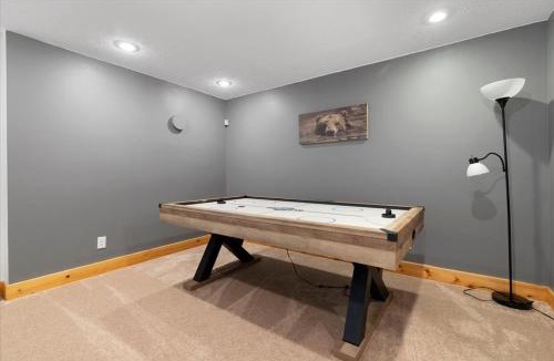 Fancy Gap House | Stunning Mountain Retreat! Packed with Fun! Air Hockey Table! - Two Sisters Chalet
