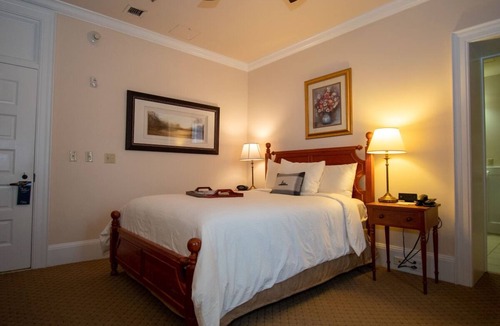 Berea Hotel | Stunning Pet Friendly Room w/Queen Bed Designed w/Elegance for Berea Trips