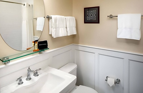 Berea Hotel | Stunning Pet Friendly Room w/Queen Bed Designed w/Elegance for Berea Trips