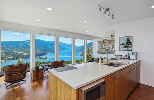 White Salmon House | Stunning views from our modern guesthouse of Mt Hood, the Gorge, and Hood River