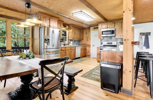 Raccoon Ridge Cabin | Stunning Views over Aska +Hot Tub & Firepit +Arcade and Pool table +Near Toccoa
