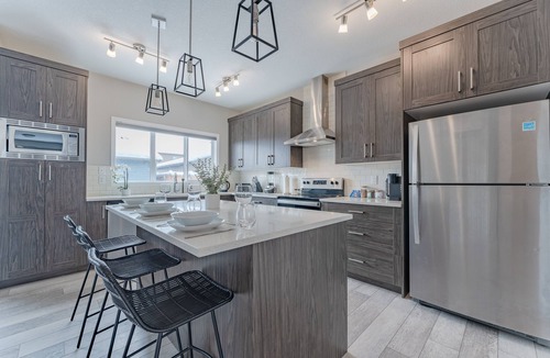 Northwest Calgary House | Stylish 3BR Home Family-Friendly Amenities 14min to Airport 20 mins to DT