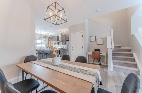 Northwest Calgary House | Stylish 3BR Home Family-Friendly Amenities 14min to Airport 20 mins to DT