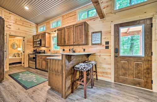 Broken Bow Cottage | Stylish Cabin by Beavers Bend: Hot Tub & Fire Pit