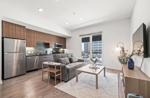 West Gateway Apartment | Stylish City Escape/Walk to Shops Dine & Explore