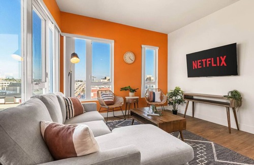 Little Tokyo Apartment | Stylish Haven with Scenic DTLA Views & Parking - Walking to Little Tokyo
