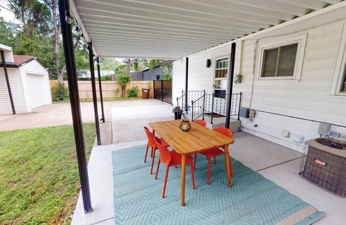 Wichita House | Stylish Mid-Century Home | 4BR | 2 King Beds | Sleeps 10 | Big Backyard