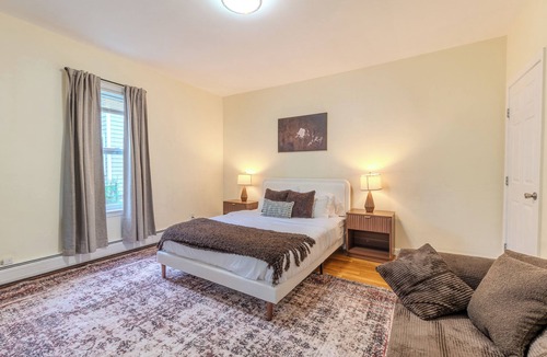 Everett Apartment | Stylish Modern 5BR Home W/Private Balcony