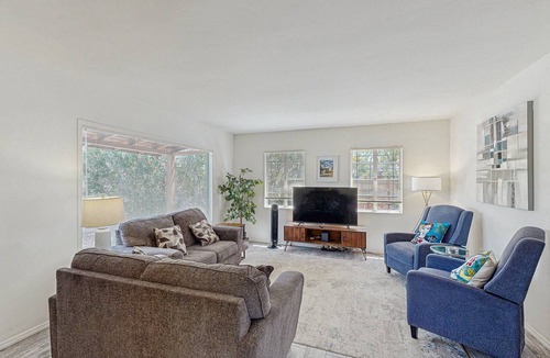 Sam Hughes House | Stylish Sam Hughes Escape With Private Yard, Dogs OK & Free WiFi