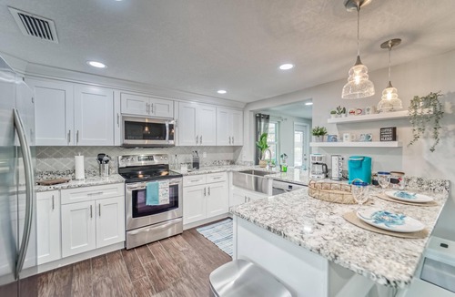 Apollo Beach House | Summer Gem -Free heated Pool -3B-2BR King-Q-2Twin-SB -patio-cozy fire pit-bbq