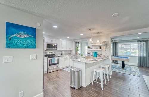 Apollo Beach House | Summer Gem -Free heated Pool -3B-2BR King-Q-2Twin-SB -patio-cozy fire pit-bbq